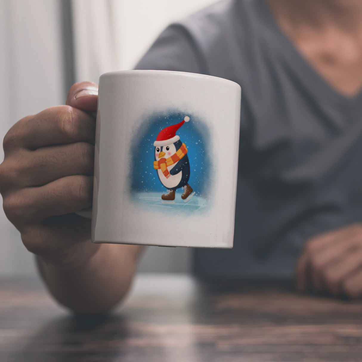 Pinguin mit Weihnachtsmütze und Schlittschuhen Kaffeebecher