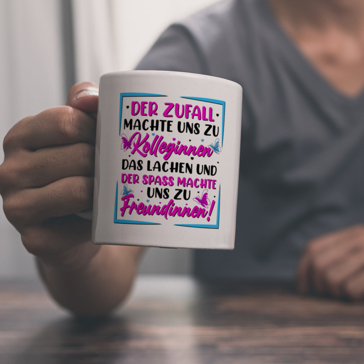 Der Zufall machte uns zu Kolleginnen Kaffeebecher mit Spruch zum Thema Freundschaft