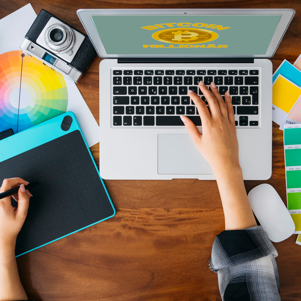 Bitcoin Millionär Spardose mit grünem Hintergrund und Kryptowährung