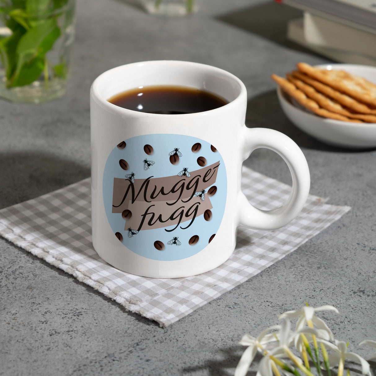 Muggefugg Malzkaffee Kaffeebecher mit Kaffeebohnen und Fliegen blau