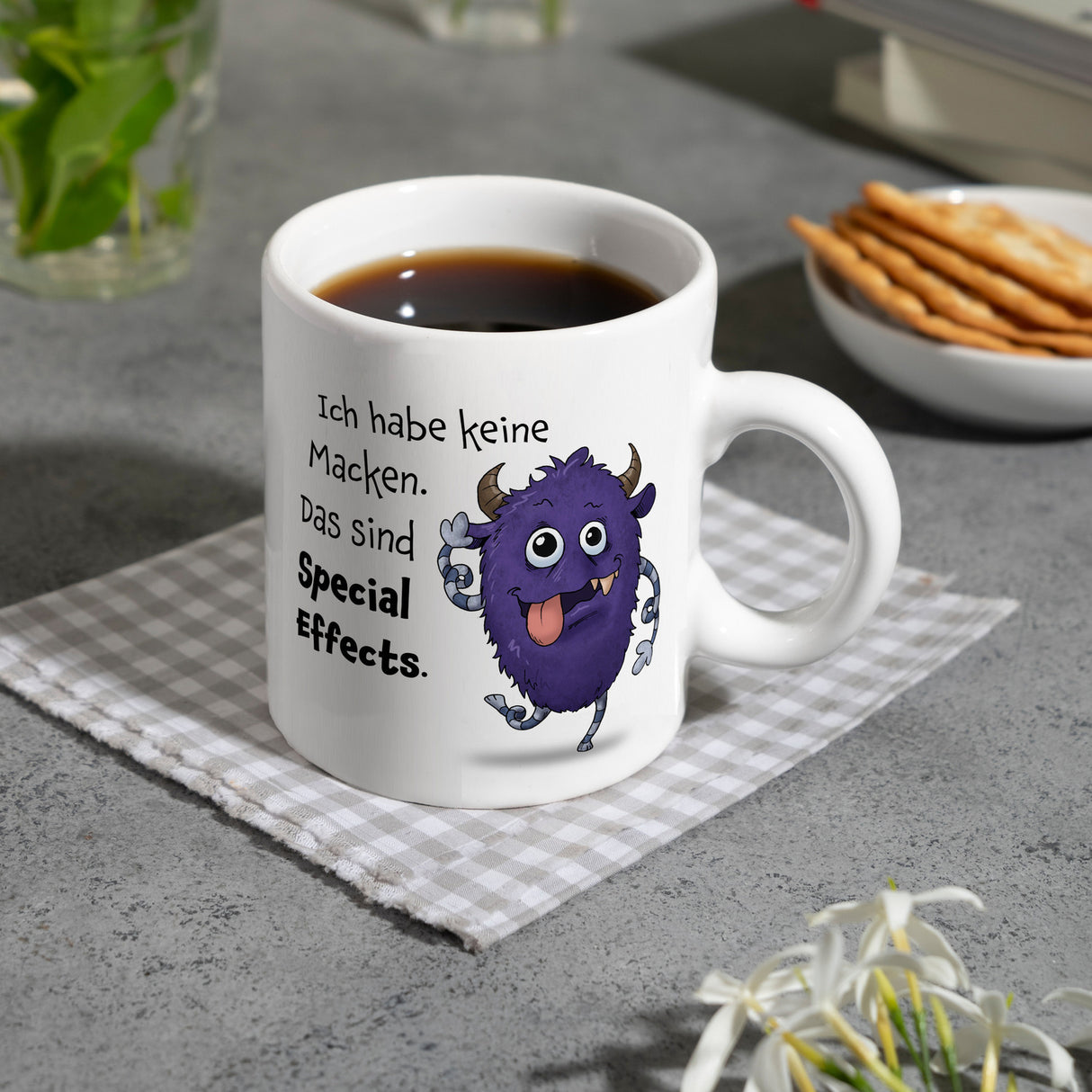 Freches Monster in lila Kaffeebecher mit lustigem Spruch