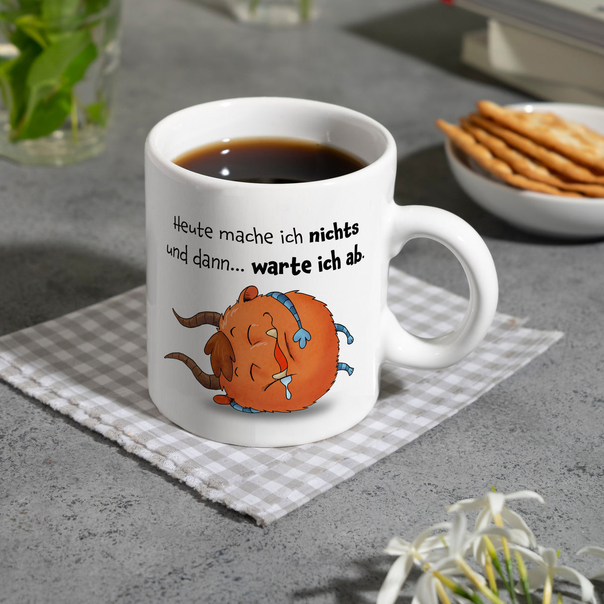 Freches Monster in orange Kaffeebecher mit lustigem Spruch