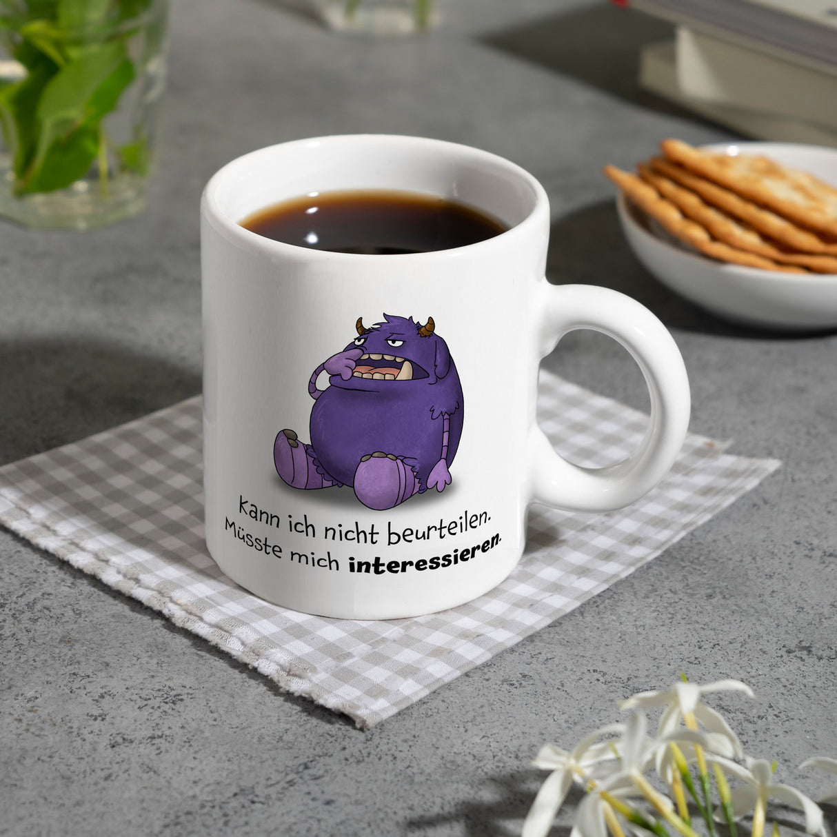 Freches Monster in lila Kaffeebecher mit lustigem Spruch