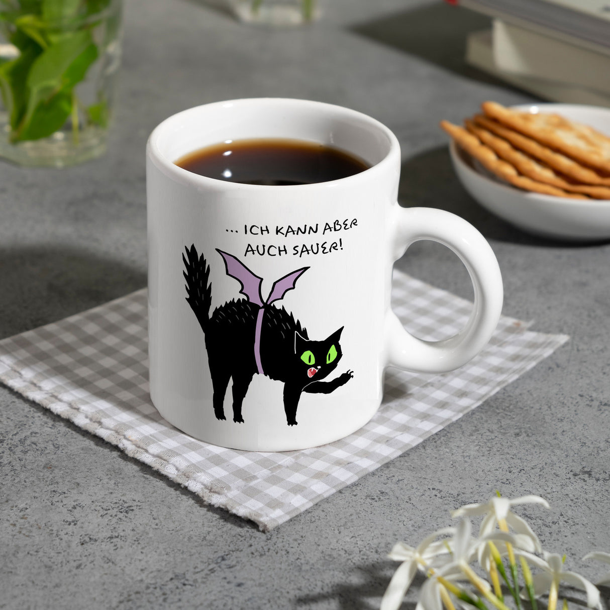 Schwarze Katze Kaffeebecher mit Spruch Ich weiß ich bin süß