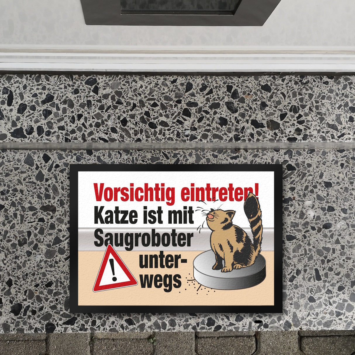 Vorsichtig eintreten - Katze auf Saugroboter Fußmatte
