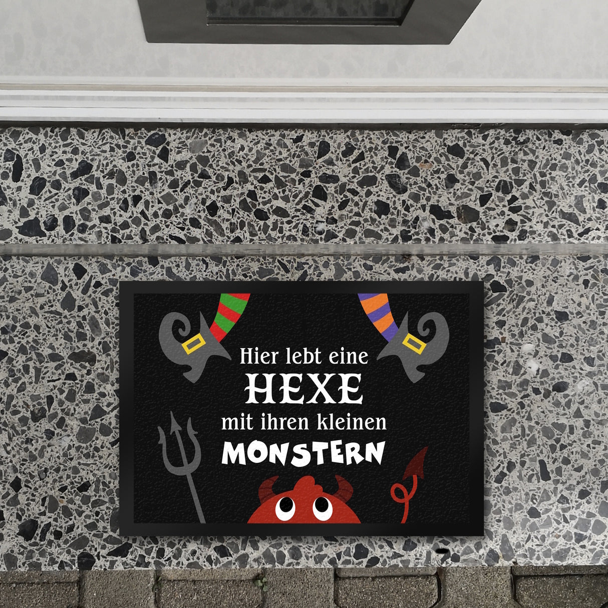 Monster Fußmatte in 35x50 cm mit Spruch Hier lebt eine Hexe
