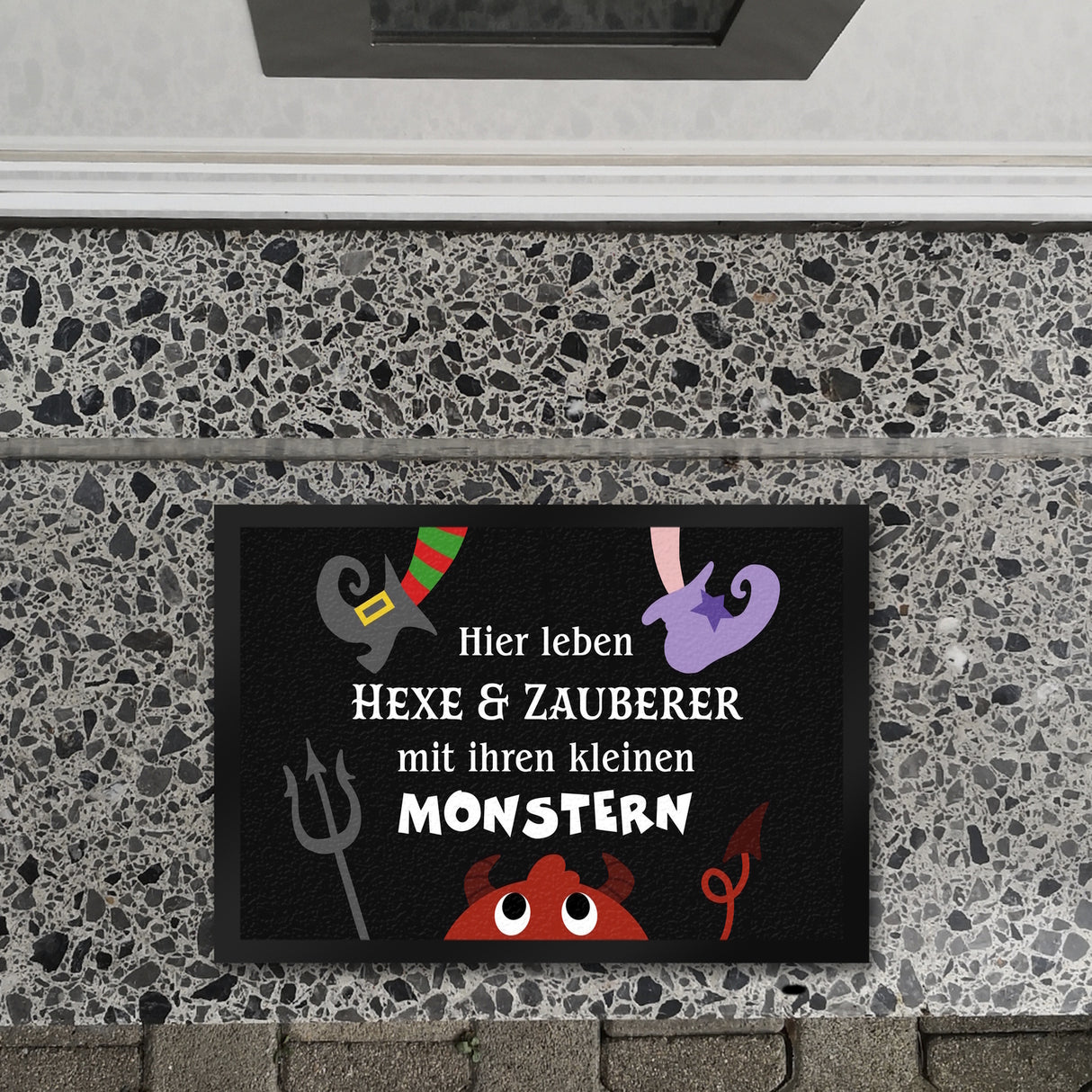 Monster Fußmatte in 35x50 cm mit Spruch Hier leben Hexe & Zauberer