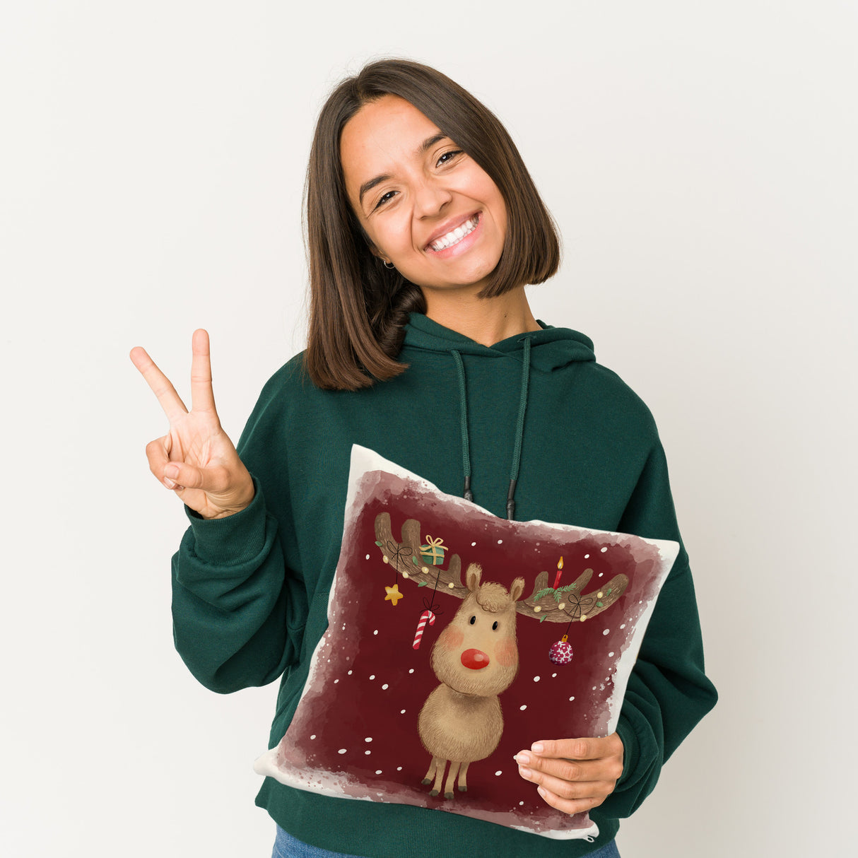 Rentier mit Weihnachtsschmuck Kissen mit rotem Hintergrund