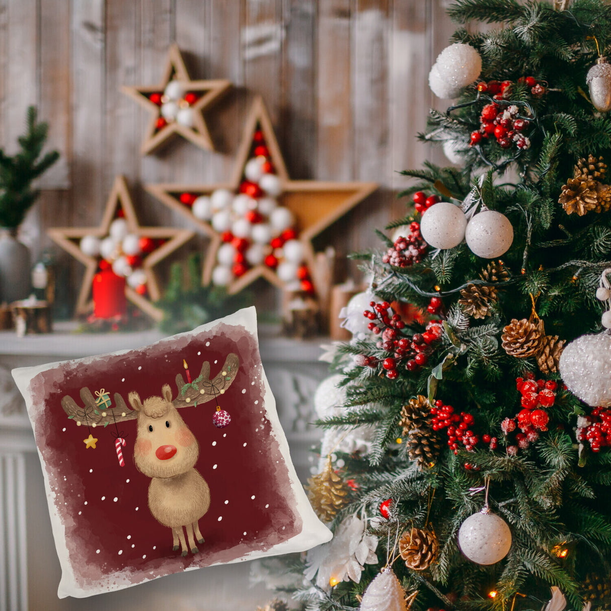 Rentier mit Weihnachtsschmuck Kissen mit rotem Hintergrund