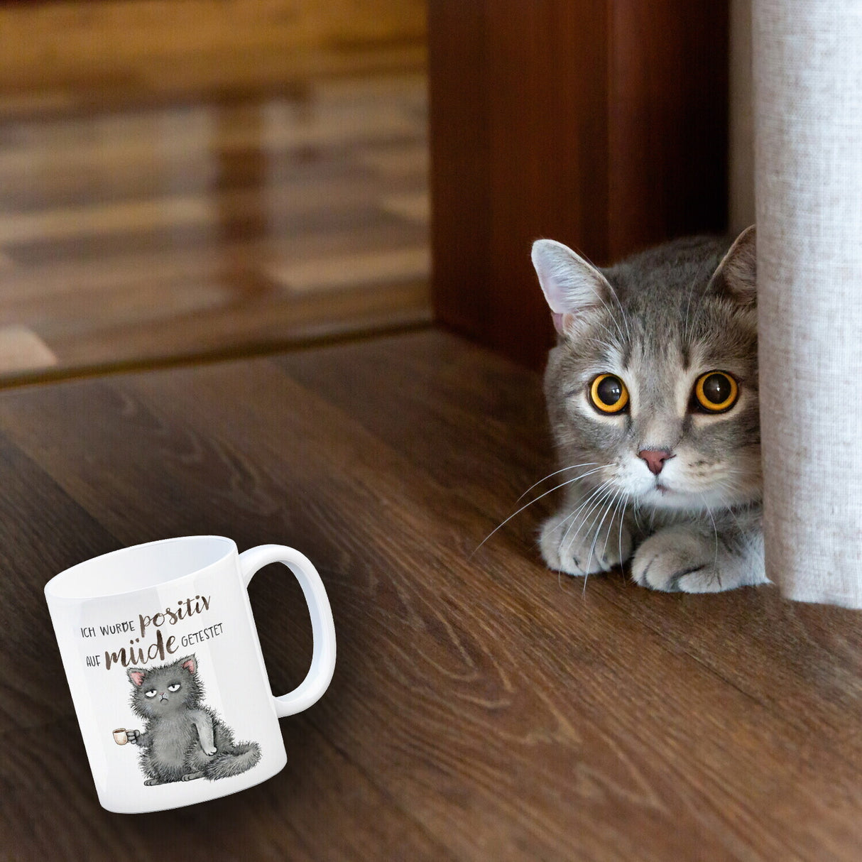 Katze mit Tasse Kaffeebecher mit Spruch positiv auf müde getestet