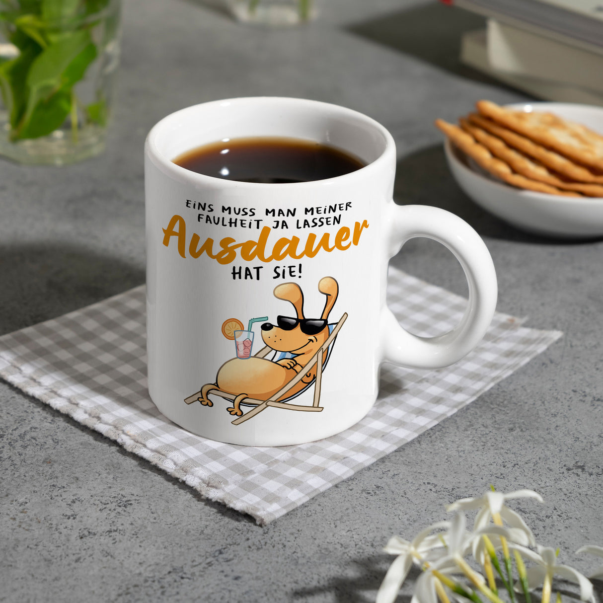 Fauler Hund Kaffeebecher mit Spruch Meine Faulheit hat Ausdauer
