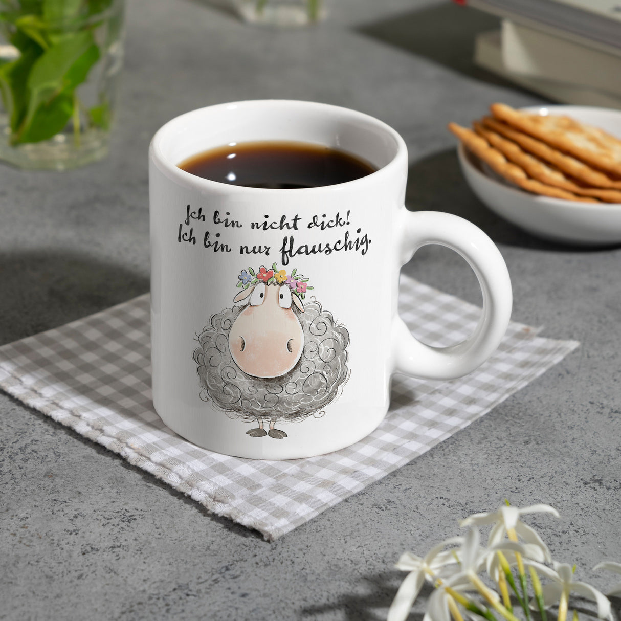 Schaf Kaffeebecher mit Spruch Nicht dick sondern flauschig