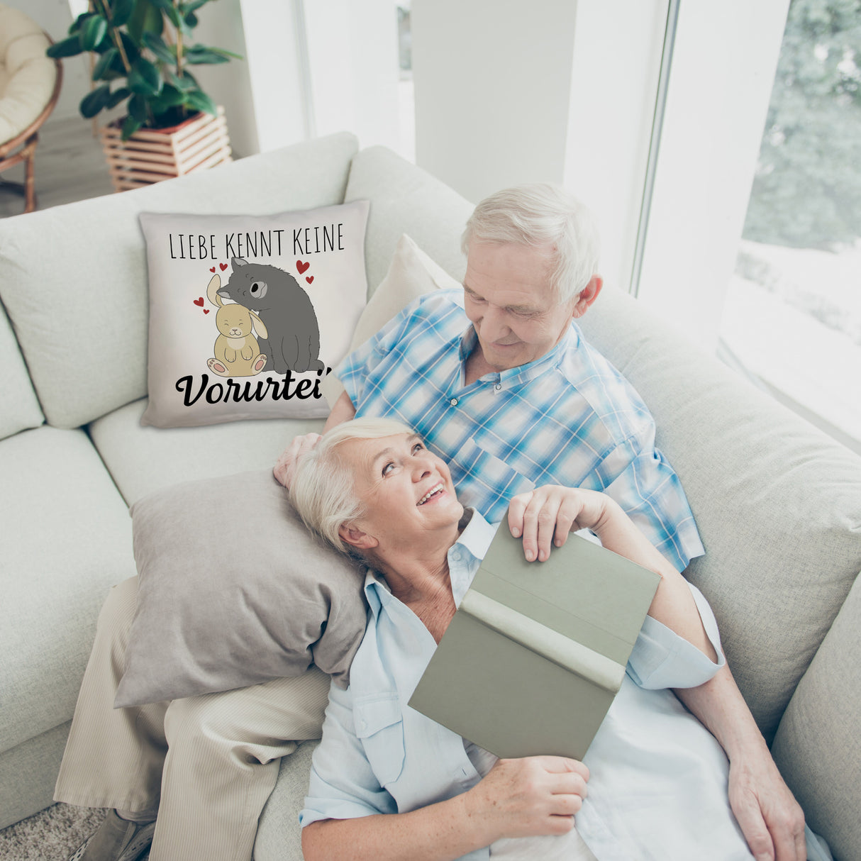 Liebe kennt keine Vorurteile Hase und Wolf Kissen