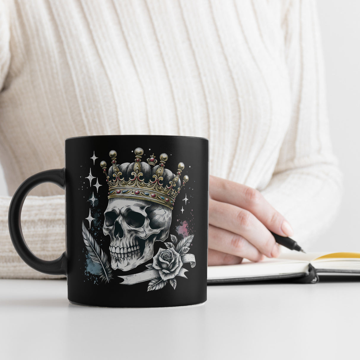 Totenkopf König mit Krone Tasse schwarz in Schwarz