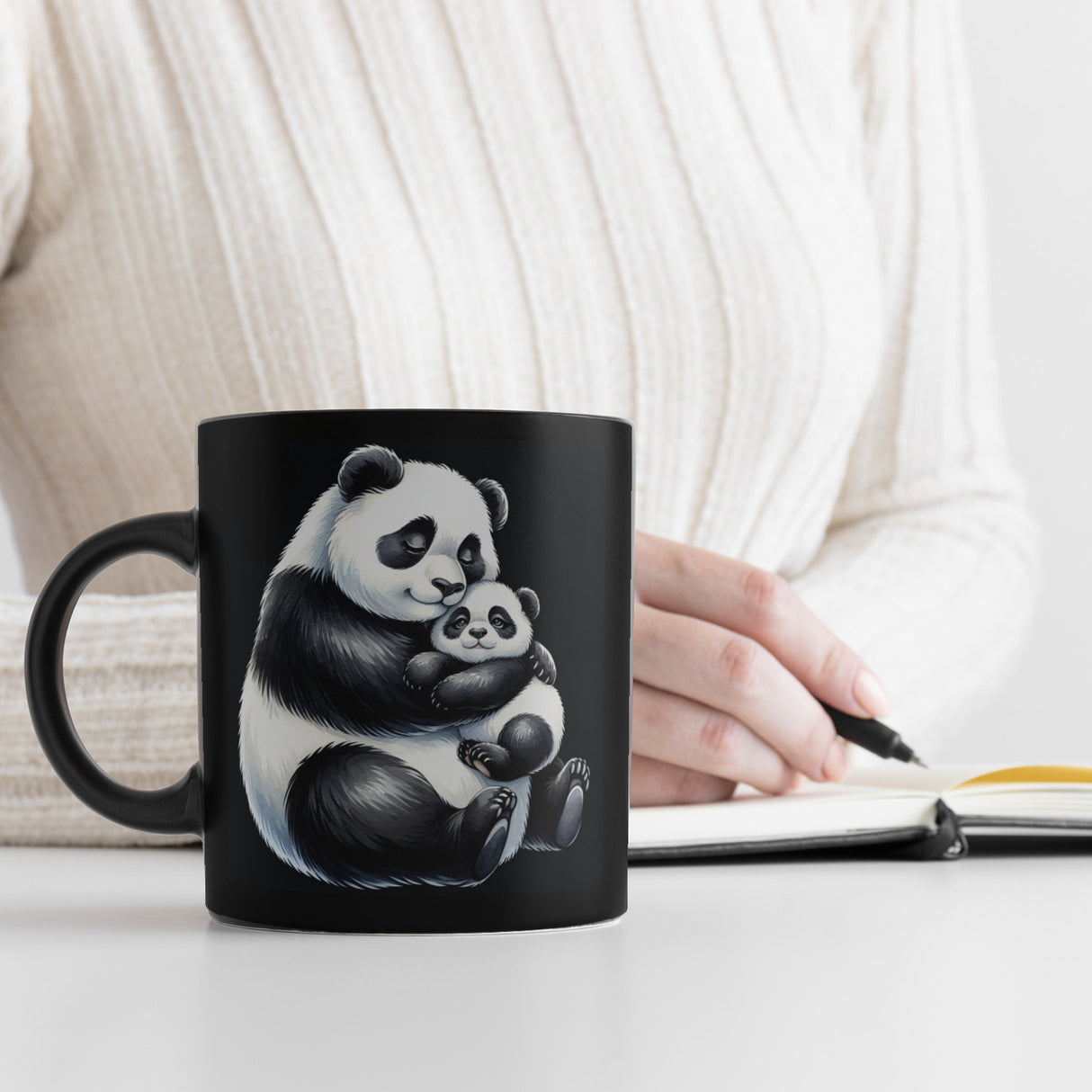 Pandabär Mama mit kleinem Panda Baby Tasse schwarz in Schwarz