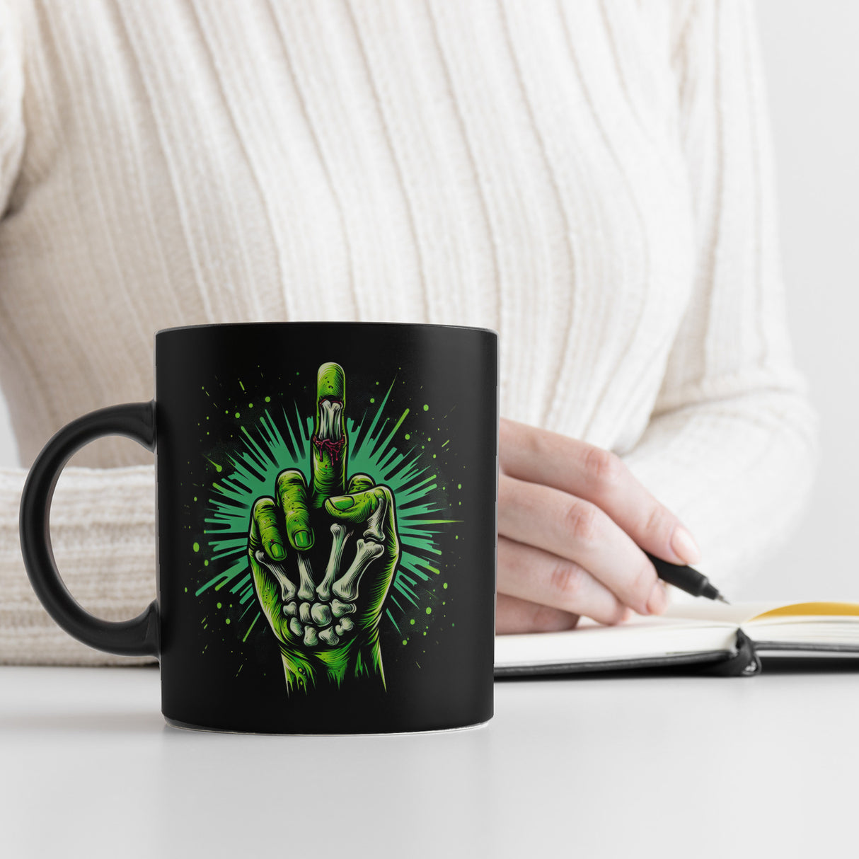 Zombiehand Mittelfinger Tasse schwarz in Schwarz