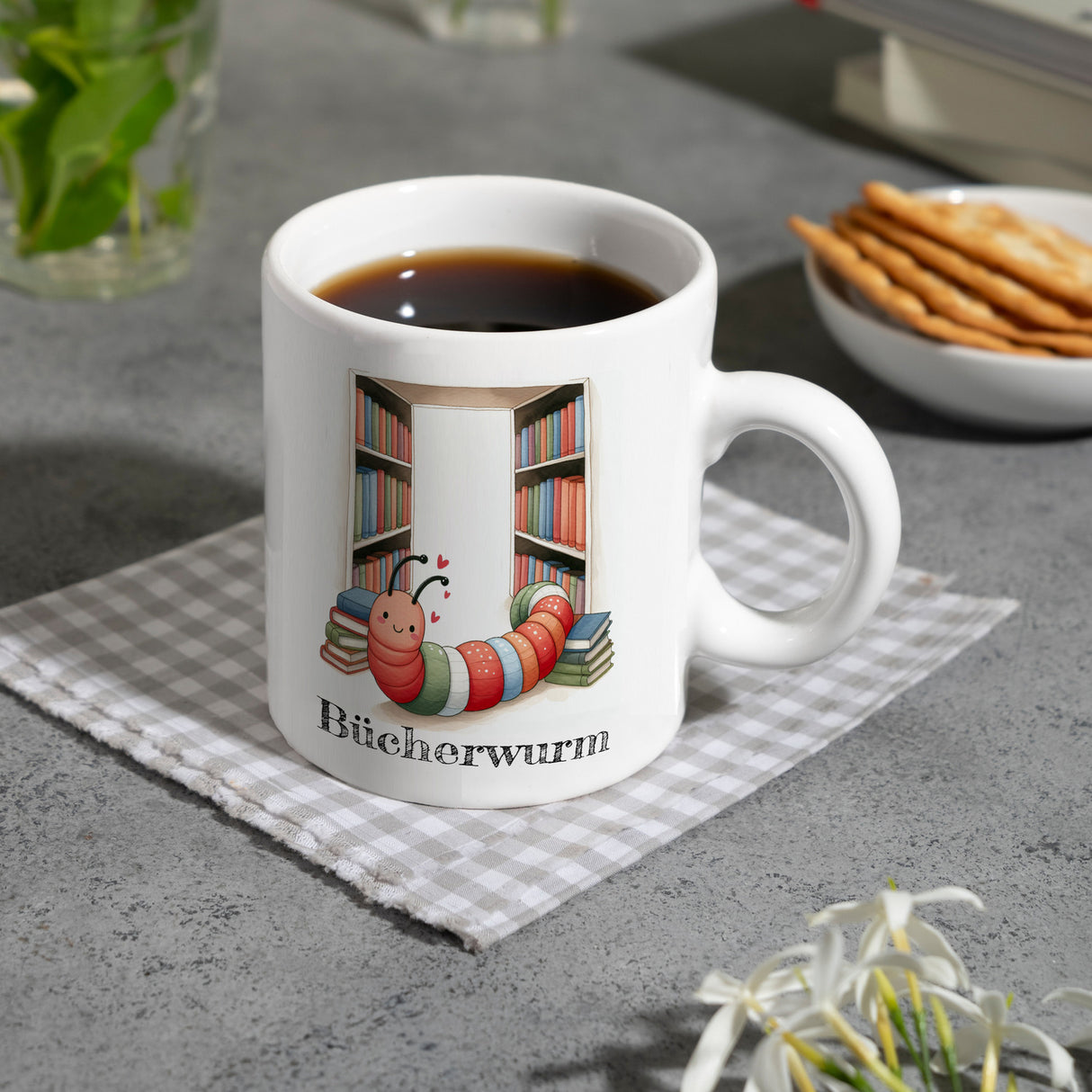 Bücherwurm Kaffeebecher mit Wurm in der Bibliothek