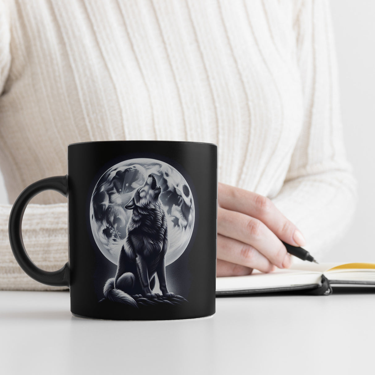 Sitzender Wolf im Mondschein Tasse in Schwarz