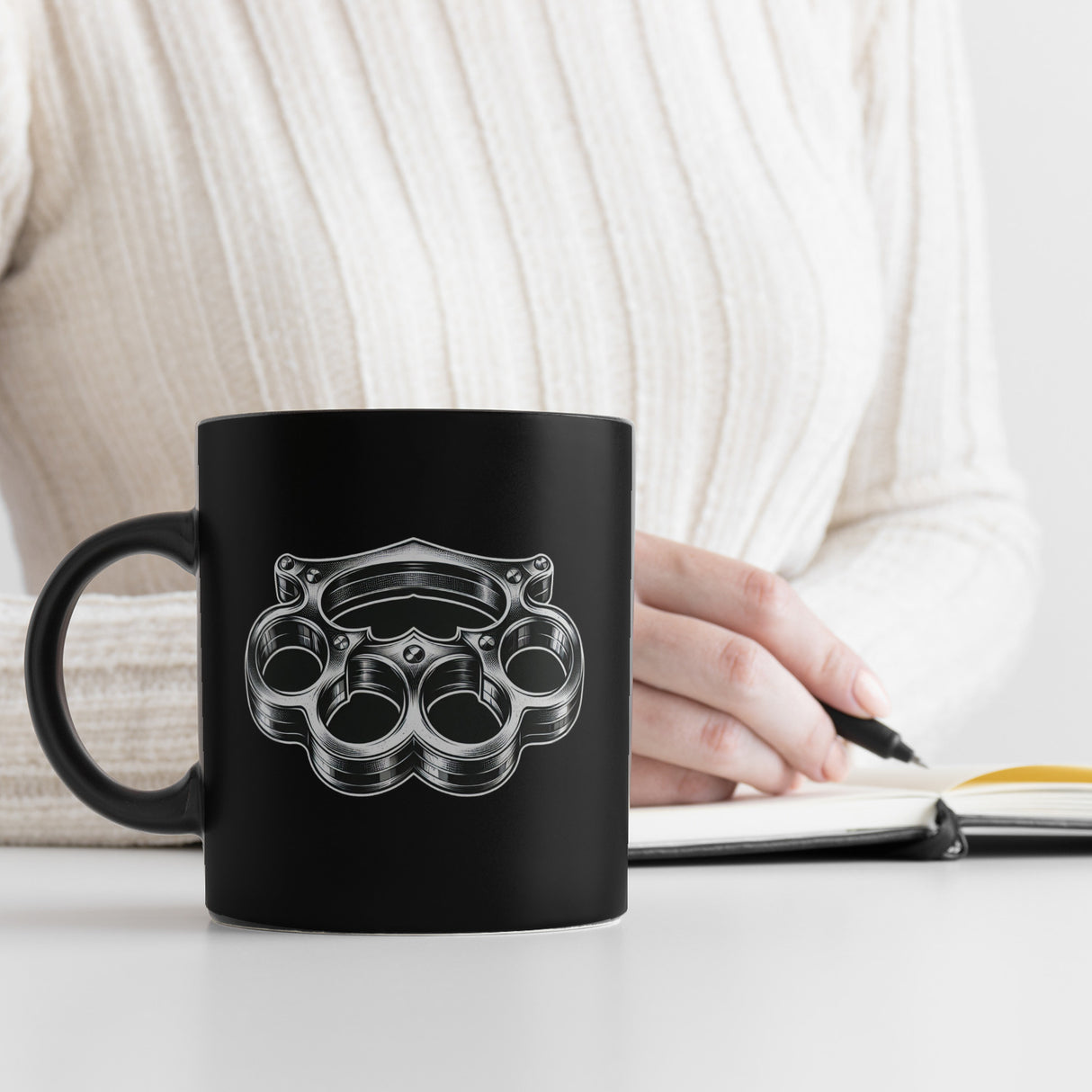 Schlagring Tasse in Schwarz
