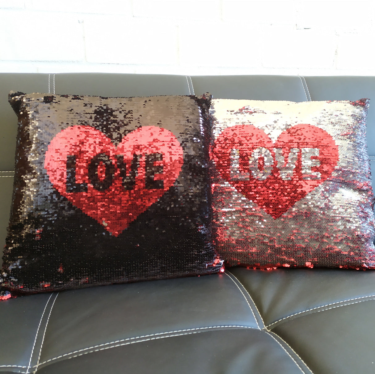 Love Kissen mit Pailletten in rot-silber