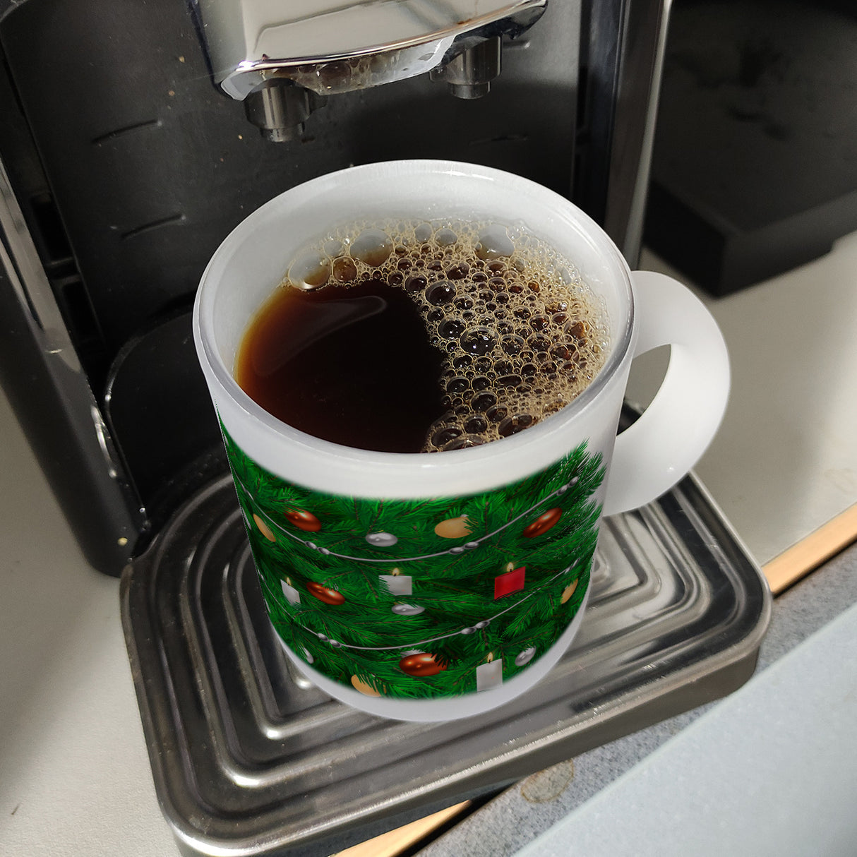 Kaffeebecher mit fotorealistischem Weihnachtsbaum Motiv