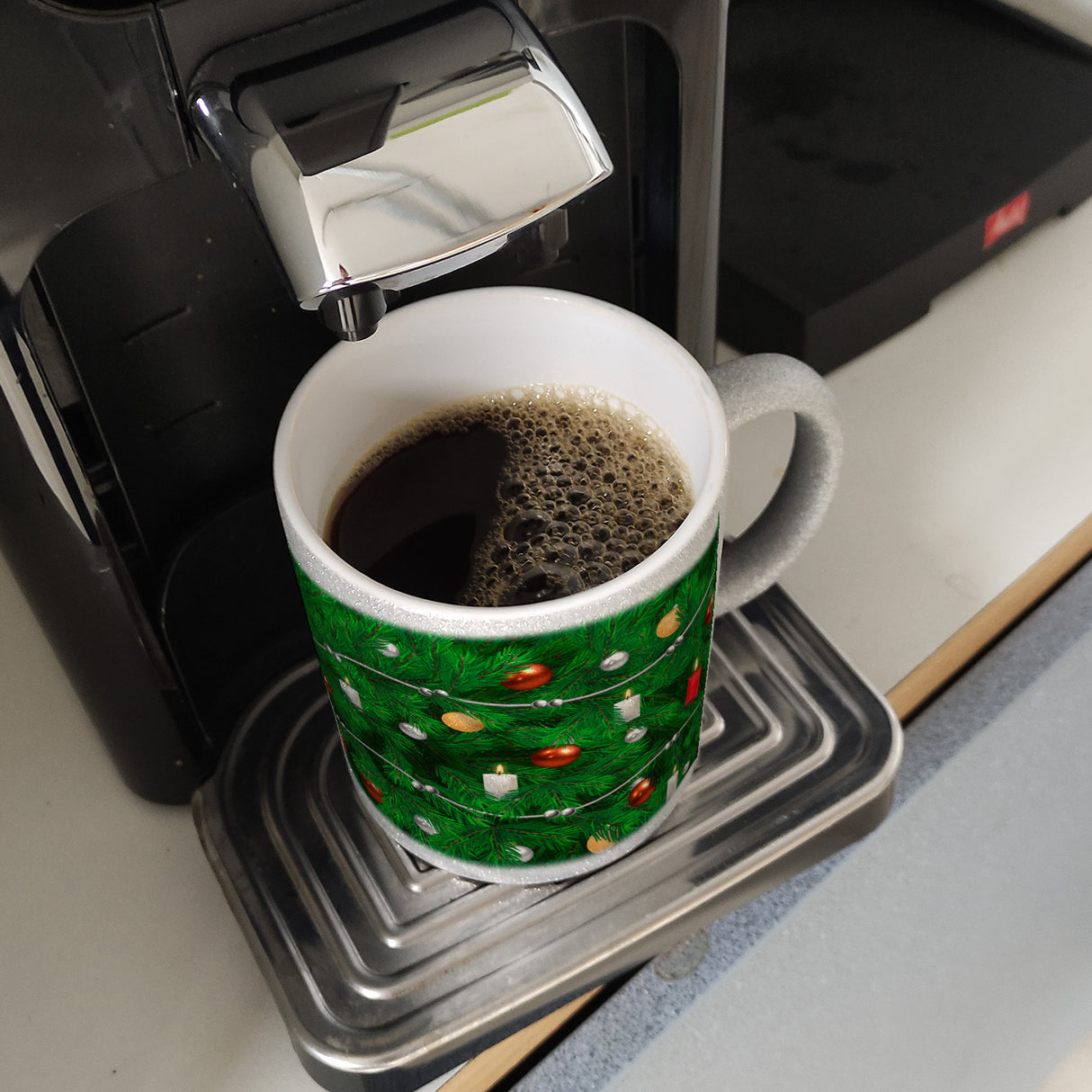 Kaffeebecher mit fotorealistischem Weihnachtsbaum Motiv