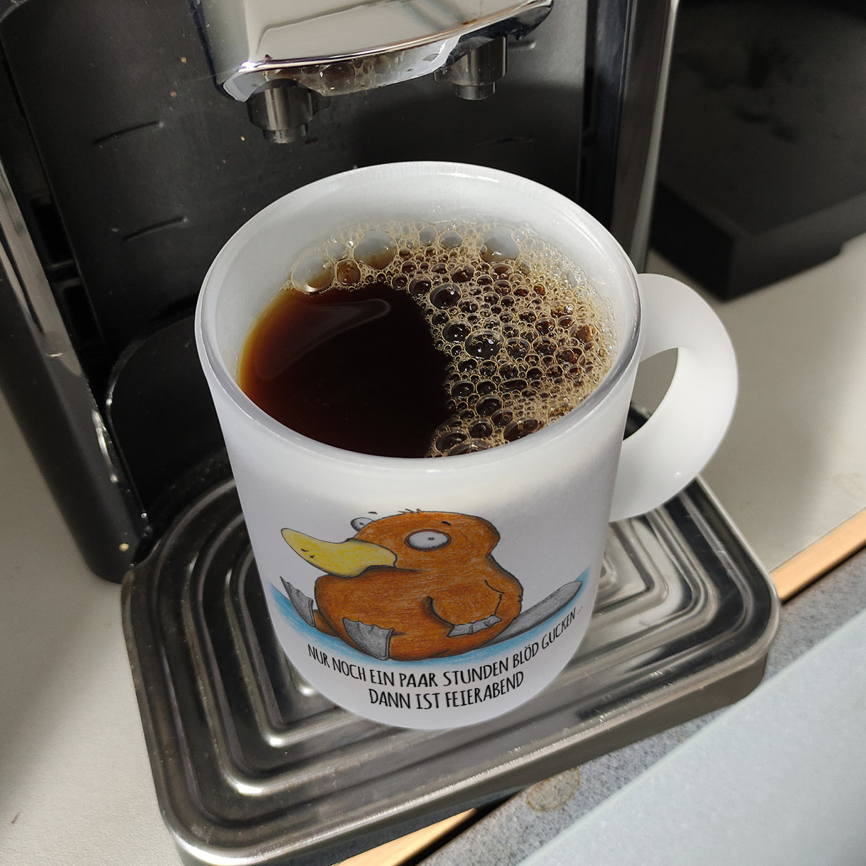 Nur noch ein paar Stunden blöd gucken, dann ist Feierabend Kaffeebecher mit Schnabeltier