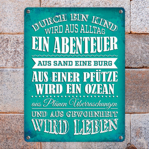 Metallschild mit Spruch: Durch ein Kind wir aus Alltag ...