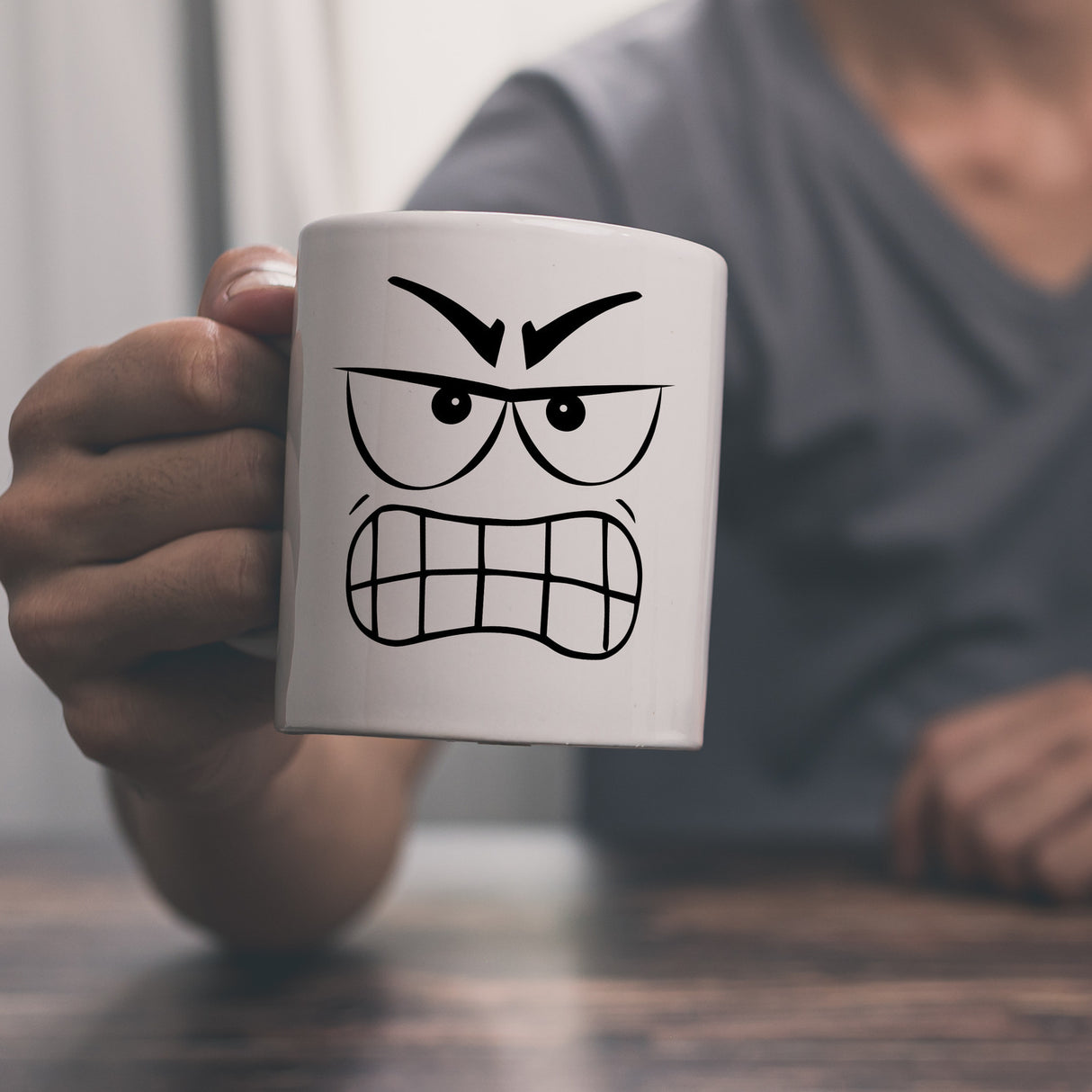 Tassengesichter Kaffeebecher mit aggressives Gesicht Motiv