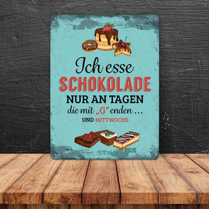 Metallschild mit Schokolade Motiv und Spruch: Ich esse Schokolade nur an Tagen ...