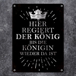 Metallschild mit Spruch: Hier regiert der König, bis die ...
