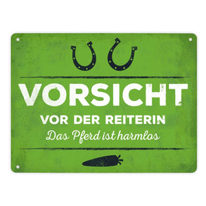Metallschild mit Spruch: Vorsicht vor der Reiterin...