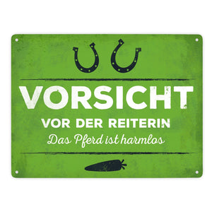 Metallschild mit Spruch: Vorsicht vor der Reiterin...