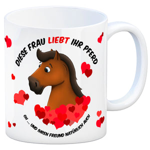 Kaffeebecher mit weißes Pferd Motiv und Spruch: Diese Frau liebt ihr Pferd. Oh ...
