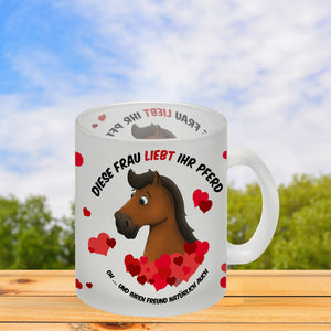 Kaffeebecher mit weißes Pferd Motiv und Spruch: Diese Frau liebt ihr Pferd. Oh ...