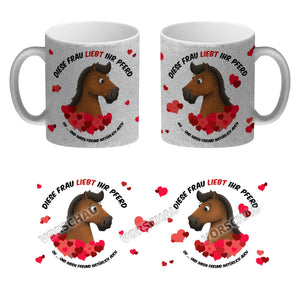 Kaffeebecher mit weißes Pferd Motiv und Spruch: Diese Frau liebt ihr Pferd. Oh ...