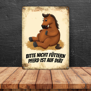 Metallschild mit Pferde Motiv und Spruch: Bitte nicht füttern - Pferd ist auf Diät