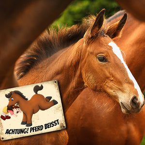 Metallschild mit Pferde Motiv und Spruch: Achtung! Pferd beisst - Warnschild Koppel
