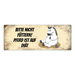 Metallschild mit weißem Pferd Motiv und Spruch: Bitte nicht füttern - Diät