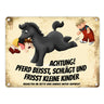 Metallschild mit Pferde Motiv und Spruch: Achtung! Pferd beisst schlägt und frisst kleine Kinder! Warnschild für die Koppel