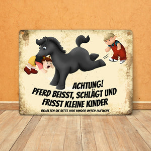 Metallschild mit Pferde Motiv und Spruch: Achtung! Pferd beisst schlägt und frisst kleine Kinder! Warnschild für die Koppel