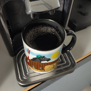 Kaffeebecher mit schwarzes Springpferd Motiv