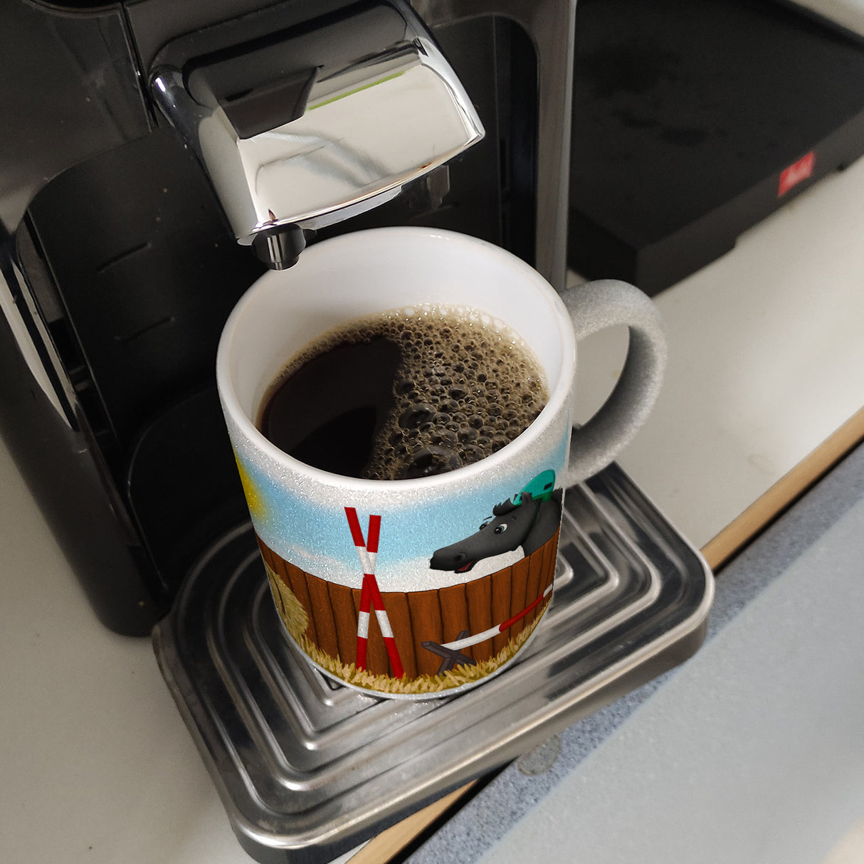 Kaffeebecher mit schwarzes Springpferd Motiv