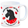 Kaffeebecher mit weißes Pferd Motiv und Spruch: Diese Frau liebt ihr Pferd. Oh ...