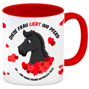 Kaffeebecher mit weißes Pferd Motiv und Spruch: Diese Frau liebt ihr Pferd. Oh ...