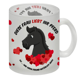 Kaffeebecher mit weißes Pferd Motiv und Spruch: Diese Frau liebt ihr Pferd. Oh ...