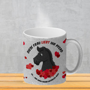 Kaffeebecher mit weißes Pferd Motiv und Spruch: Diese Frau liebt ihr Pferd. Oh ...