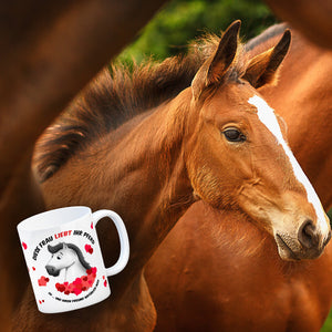 Kaffeebecher mit weißes Pferd Motiv und Spruch: Diese Frau liebt ihr Pferd. Oh ...