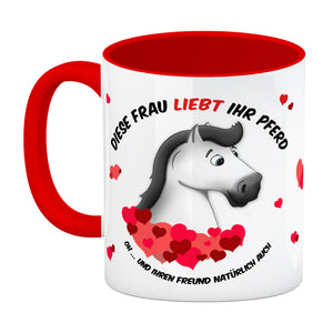 Kaffeebecher mit weißes Pferd Motiv und Spruch: Diese Frau liebt ihr Pferd. Oh ...
