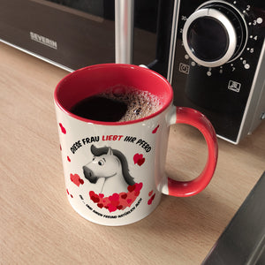 Kaffeebecher mit weißes Pferd Motiv und Spruch: Diese Frau liebt ihr Pferd. Oh ...